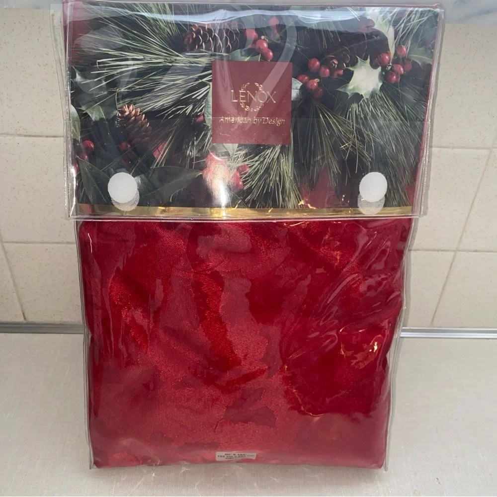 Lenox 60”X 104” Oblong Cloth‎ Tablecloth Red Holly Berries Print